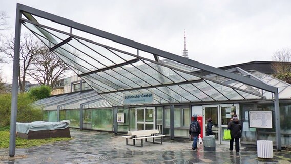 Eingang zu den Tropengewächshäuser in Planten un Blomen in Hamburg © NDR Foto: Irene Altenmüller