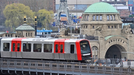 Eine U-Bahn an den Landungsbrücken © Hochbahn Hamburg 