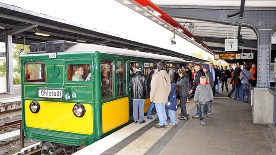 Besucher steigen an einem Hamburger U-Bahnhof in den historischen U-Bahn-Waggon T6 220 ein. © dpa / picture alliance Foto: Werner Struß