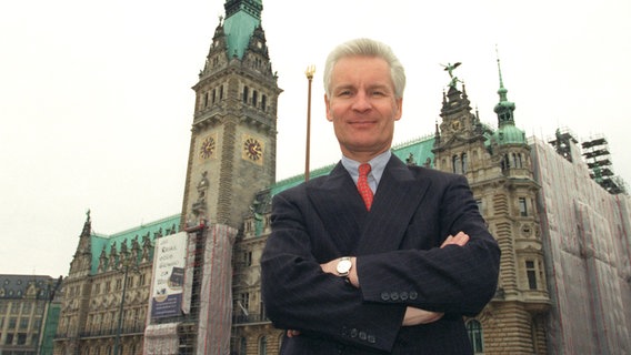 Hamburgs Erster Bürgermeister Henning Voscherau 1997 vor dem Hamburger Rathaus. © picture alliance / dpa Foto: Kay Nietfeld