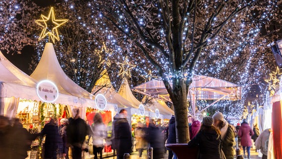 Der Weihnachtsmarkt "Weißer Zauber" auf dem Hamburger Jungfernstieg. Der Weihnachtsmarkt "Weißer Zauber" auf dem Hamburger Jungfernstieg. © Mediaserver Hamburg Foto: Timo Sommer