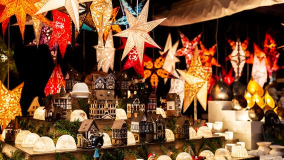 Weihnachtsartikel auf dem Weihnachtsmarkt "Weißer Zauber" auf dem Hamburger Jungfernstieg. Weihnachtsartikel auf dem Weihnachtsmarkt "Weißer Zauber" auf dem Hamburger Jungfernstieg. © Mediaserver Hamburg Foto: Timo Sommer