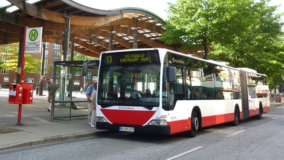 Ein Linienbus der Hochbahn hält am Stübenplatz in Hamburg Wilhelmsburg. © NDR Foto: Petra Volquardsen