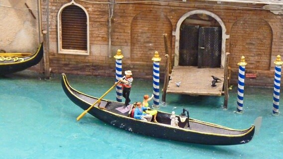 Gondel mit Gondoliere im Venedig-Abschnitt des Miniatur Wunderlandes in Hamburg © NDR Foto: Irene Altenmüller