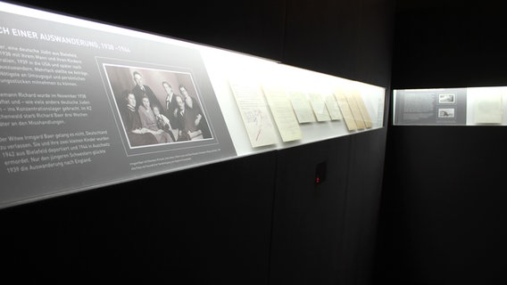 Vitrine über das Schicksal einer jüdischen Familie in der NS-Zeit im Zollmuseum in Hamburg. © NDR Foto: Irene Altenmüller