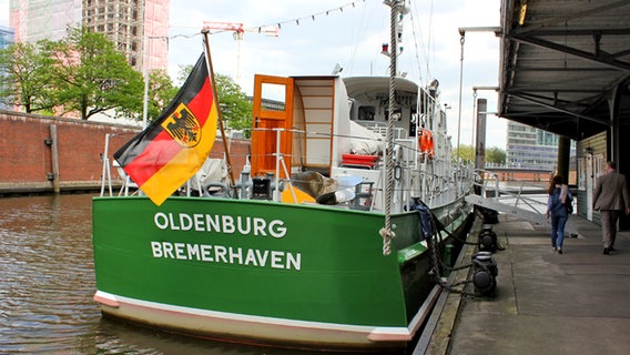 Zollschiff "Oldenburg" am Zollkakanal vor dem Zollmuseum in Hamburg. © NDR Foto: Irene Altenmüller