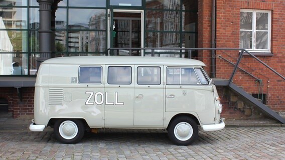 Historischer VW-Bus des Zolls vor dem Zollmuseum in Hamburg. © NDR Foto: Irene Altenmüller