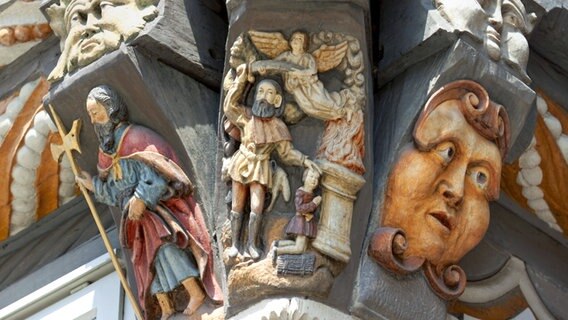 Geschnitzte Figuren am Stiftsherrenhaus in Hameln. © imago images / imagebroker 