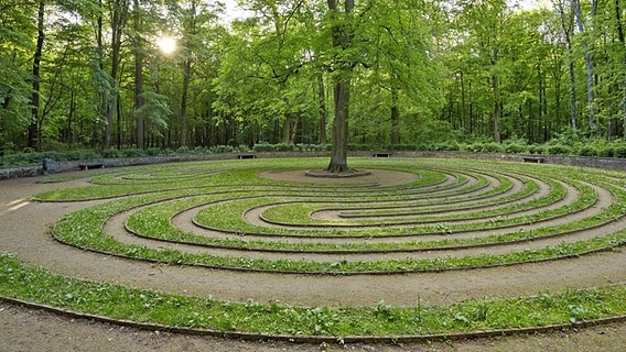 Rasenlabyrinth im Stadtwald Eilenriede in Hannover. © imago/imagebroker 
