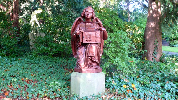 Engelsfigur auf dem Friedhof Engesohde in Hannover. © NDR Foto: Axel Franz