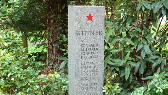 Grabmal von Dietrich Kittner auf dem Friedhof Engesohde in Hannover. © NDR Foto: Axel Franz