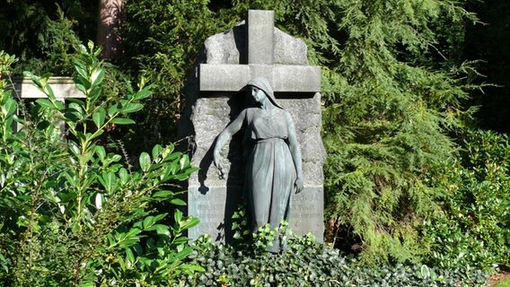 Grabmahl auf dem Friedhof Engesohde in Hannover. © NDR Foto: Axel Franz