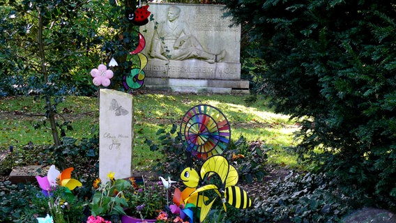 Grab eines Kindes auf dem Friedhof Engesohde in Hannover. © NDR Foto: Axel Franz