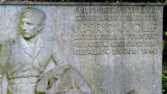 Grabmal eines Soldaten auf dem Friedhof Engesohde in Hannover. © NDR Foto: Axel Franz