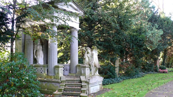 Grabmal der Familie Schlüter auf dem Friedhof Engesohde in Hannover. © NDR Foto: Axel Franz