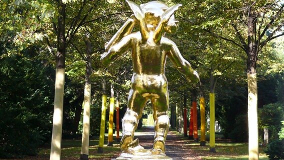 Goldene Engelsfigur auf dem Friedhof Engesohde in Hannover. © NDR Foto: Axel Franz