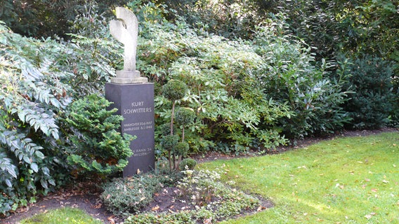 Grabstätte von Kurt Schwitters auf dem Friedhof Engesohde in Hannover. © NDR Foto: Axel Franz