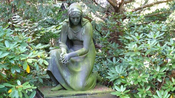 Statue auf dem Friedhof Engesohde in Hannover. © NDR Foto: Axel Franz