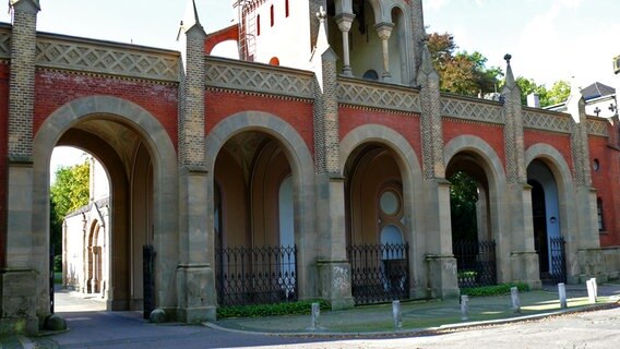 Eingangsportal des Friedhofs Engesohde in Hannover. © NDR Foto: Axel Franz