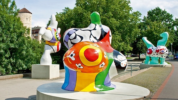 Die bunten Figuren "Nanas" der Künstlerin Niki de Saint Phalle © HMTG 