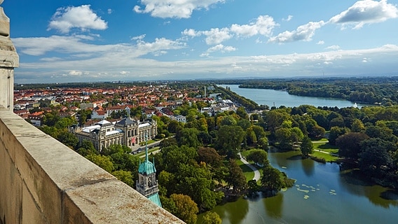 Blick vom Rathaus in Hannover über Südstadt und Maschsee © Christian Wyrwa 