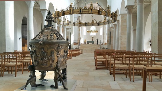 Blick in den Hildesheimer Dom mit Taufbecken, Leuchter und Altar. © NDR Foto: Kathrin Weber
