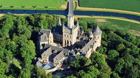Blick auf Schloss Marienburg und die Leine (Luftaufnahme) © Picture-Alliance / Michael Narten 