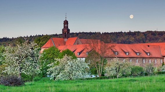 Gebäude von Kloster Marienrode vor dem Höhenzug Hildesheimer Wald © imago images / Dieter Mendzigall 