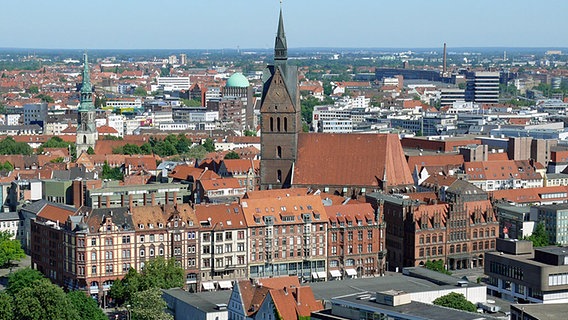 Blick vom Neuen Rathaus auf die Altstadt mit Altem Rathaus und Marktkirche © Axel Franz / NDR Foto: Axel Franz