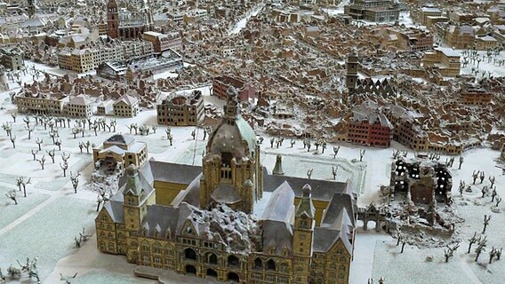Modell des beschädigten Rathauses von Hannover nach dem Zweiten Weltkrieg im Neuen Rathaus © Axel Franz / NDR Foto: Axel Franz