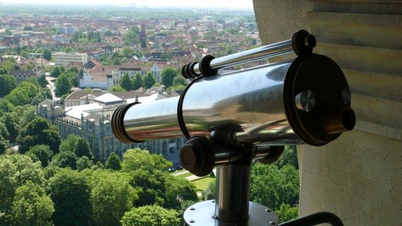 Ein Fernrohr auf der Aussichtsplattform des Neuen Rathauses in Hannover © Axel Franz / NDR Foto: Axel Franz