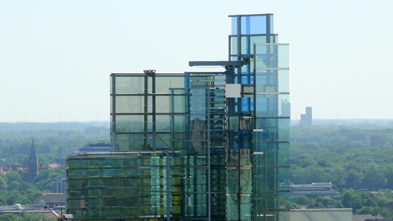 Blick vom Neuen Rathauses in Hannover auf den gläsernen Turm der Norddeutschen Landesbank © Axel Franz / NDR Foto: Axel Franz