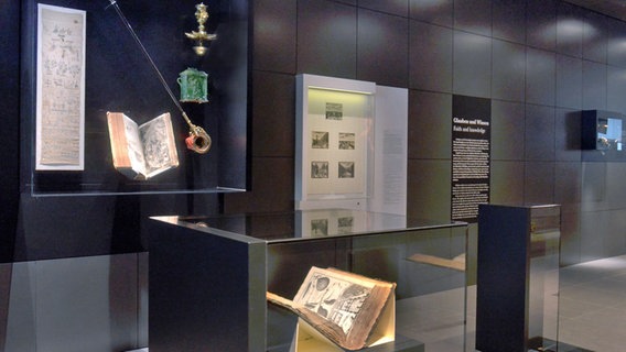 Alte Bücher und religiöse Gegenstände in der Schatzkammer des Museums Schloss Herrenhausen © Historisches Museum Hannover 