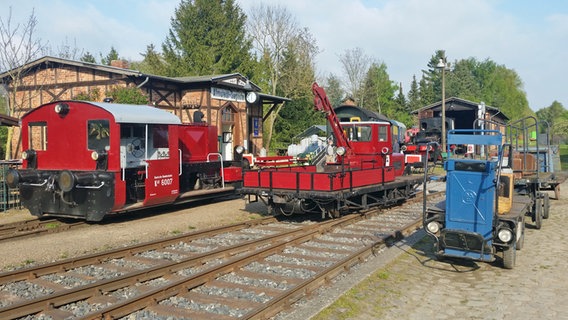 Züge und ein Gepäckwagen am Museumsbahnhof in Almstedt-Seggeste © Arbeitsgemeinschaft Historische Eisenbahn e.V. 