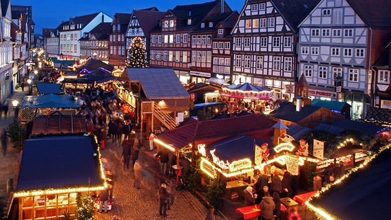 Weihnachtsmarkt vor Fachwerkhäusern in Celle. © Celle Tourismus und Marketing GmbH 