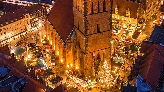 Weihnachtsmarkt an der Marktkirche in Hannovers Altstadt © HMTG Foto: Christian Wyrwa