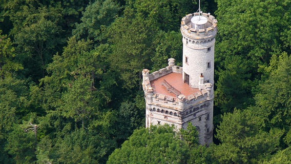 Luftbild des Bismarckturms im Göttinger Stadtwald © picture alliance Foto: Stefan Rampfel