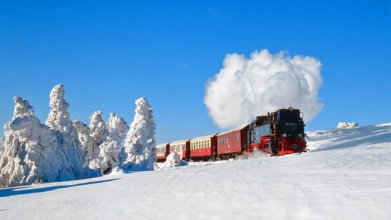 Dampflok der Brockenbahn im Harz auf dem Weg zum verschneiten Gipfel. © Harzer Tourismusverband 