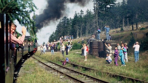 Menschen an der Strecke winken dem Sonderzug zum Brocken am 15.9.1991 zu. © Archiv Harzer Schmalspurbahnen Foto: Volker Schadach