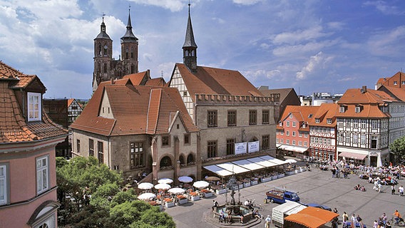 Blick auf das Göttinger Rathaus und die Türme der Johanniskirche © imago / Otto Werner 