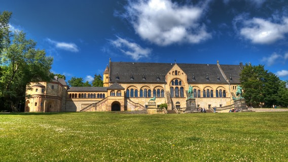 Die Kaiserpfalz in Goslar, davor ein weitläufiges Rasengrundstück. © Goslar Marketing Gmbh Foto: Stefan Schiefer