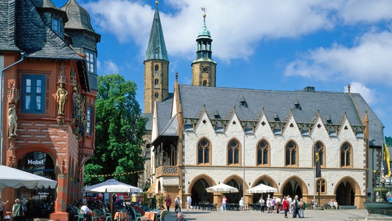 Der Marktplatz mit Rathaus in Goslar © picture-alliance/Bildagentur Huber 