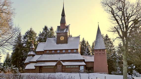 Die Stabkirche von Hahnenklee im Winter © NDR Foto: Axel Franz
