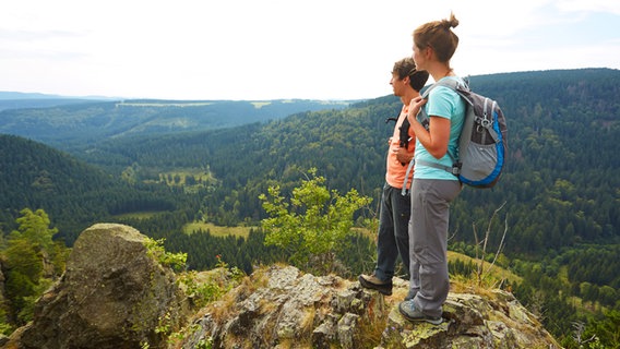 Two hikers on the Hahnenklippen in the Harz Mountains.  © Harzer_Tourism Association 