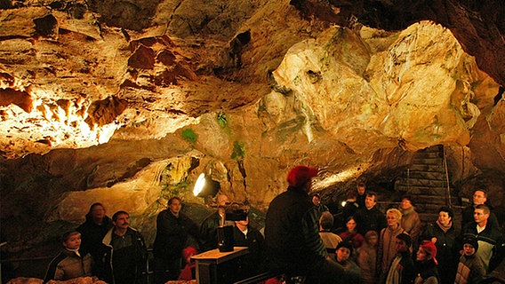 Besucher in der Iberger Tropfsteinhöhle. © HöhlenErlebnisZentrum Foto: Karl Johaentges