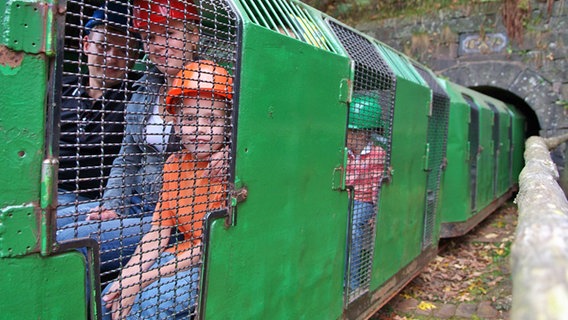 Besucher in einem Abteil der Grubenbahn des Bergbaumuseums in Lautenthal © FVV Bergstadt Lautenthal 