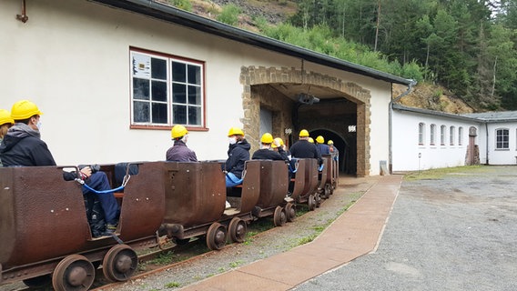Die Grubenbahn im ehemaligen Begwerk Rammelsberg in Goslar fährt in den Stollen ein. © NDR Foto: Kathrin Weber