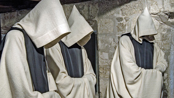 Weiße Kutten, die Kleidung der Mönche, in der Ausstellung im Kloster Walkenried © ZisterzienserMuseum Kloster Walkenried Foto: Günter Jentsch