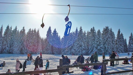 Wintersportler im Oberharz © NDR Foto: Axel Franz