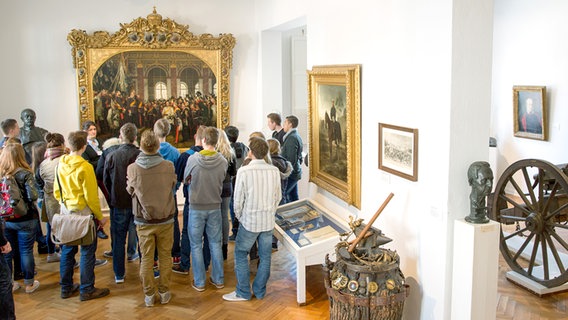 Schüler vor einem Gemälde im Bismarck-Museum in Friedrichsruh © dpa-Bildfunk Foto: Christian Charisius